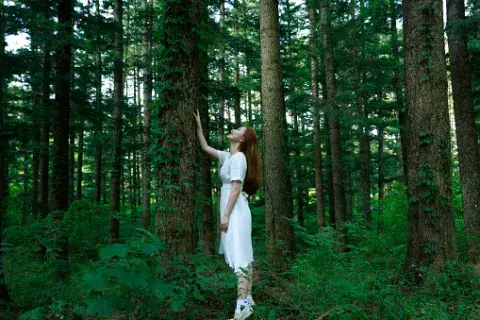 Girl moss: la nueva tendencia de bienestar que propone frenar, descansar y crecer a tu ritmo Girl moss: la nueva tendencia de bienestar que propone frenar, descansar y crecer a tu ritmo