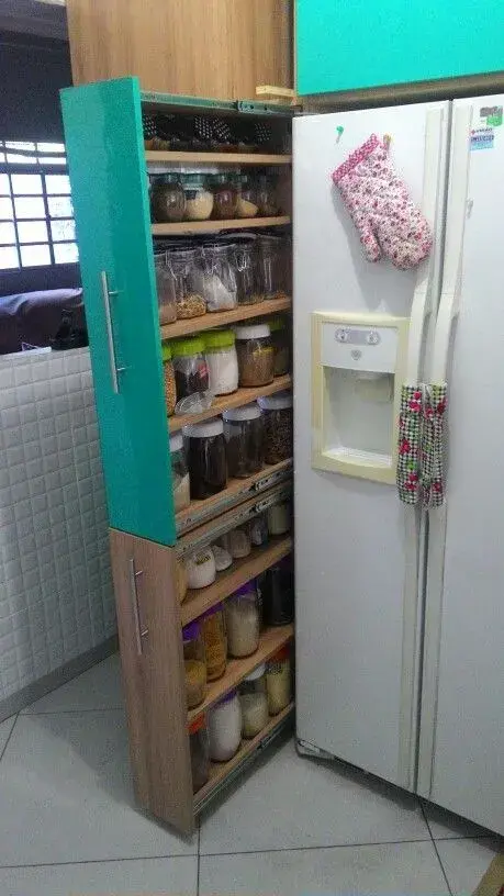 La clave para cocinas pequeñas: el guardado con lógica vertical. La clave para cocinas pequeñas: el guardado con lógica vertical.