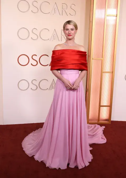 Jessie Buckley en la alfombra roja de los Premios Oscar 2026.