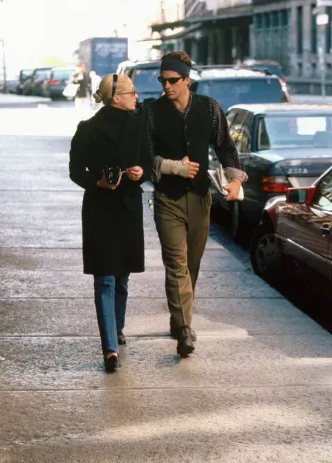 Foto de John F. Kennedy Jr y Carolyn Bessette caminando en 1997 Foto de John F. Kennedy Jr y Carolyn Bessette caminando en 1997