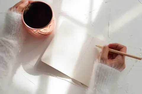 Foto de mujer escribiendo.