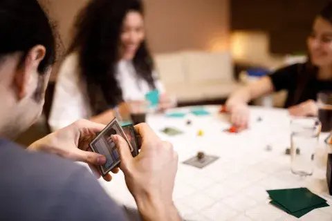 Foto de personas jugando con juegos de mesa. Foto de personas jugando con juegos de mesa.
