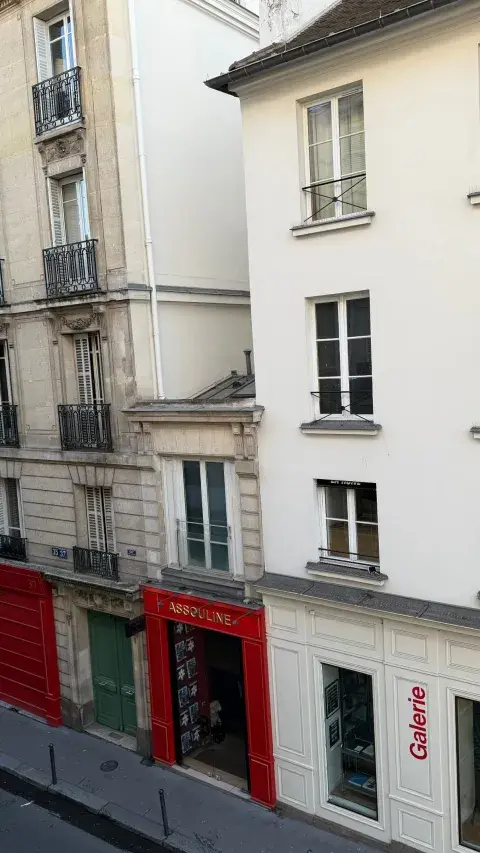 Durante su paso por París, también dejó ver algunos de sus recorridos por sitios emblemáticos, como la iglesia Saint-Germain-des-Prés, uno de los puntos históricos más icónicos de la ciudad.
