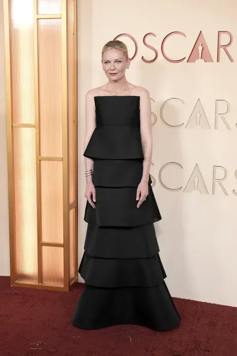 Kirsten Dunst en la alfombra roja de los Premios Oscar 2026.