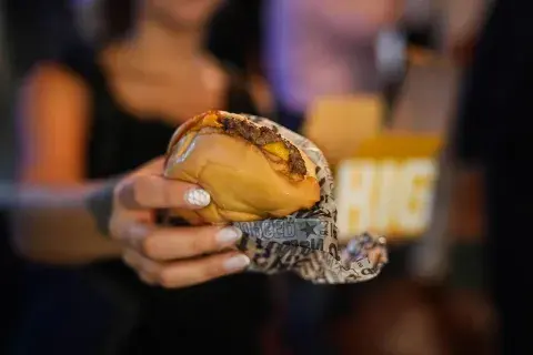 Desde las 19 horas y hasta el cierre de cada local adherido, más de 200 restaurantes y cadenas ofrecerán un combo especial con 50% de descuento.