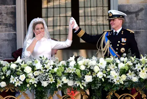 Saludando al pueblo: Máxima y Guillermo el día de su boda. Saludando al pueblo: Máxima y Guillermo el día de su boda.