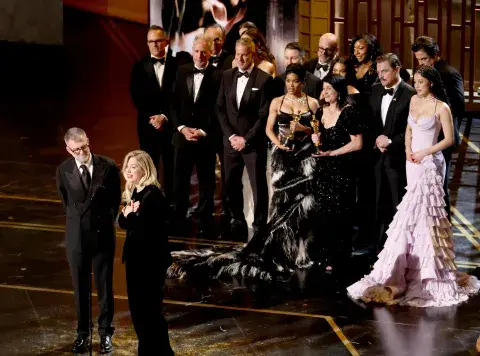 Foto del equipo de Una batalla tras otra ganando el Oscar. Foto del equipo de Una batalla tras otra ganando el Oscar.