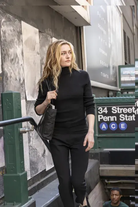 Sarah Pidgeon como Carolyn Bessette en la serie Love Story. Sarah Pidgeon como Carolyn Bessette en la serie Love Story.