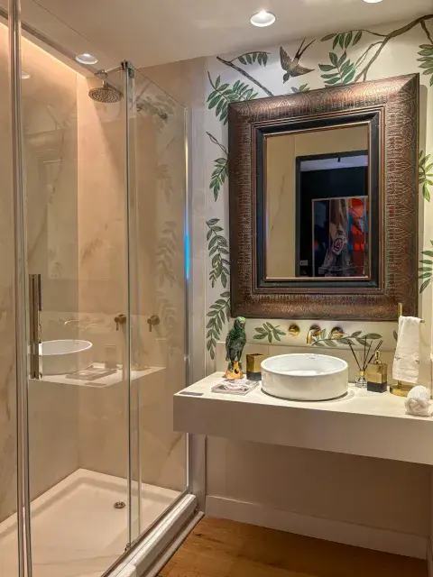 Muy sofisticado el baño de Sandy Cairncross, con paredes intervenidas y objetos con historia.