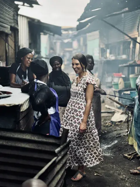 Un recuerdo de cuando visitó Uganda. En las diez temporadas de programa, estuvo en 53 países de los cinco continentes.