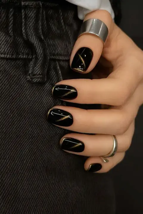 Los esmaltes en un solo color —como negro, terracota o verde bosque— se combinan con pequeños detalles en dorado o cobre: una línea lateral, un punto o un borde sutil. Los esmaltes en un solo color —como negro, terracota o verde bosque— se combinan con pequeños detalles en dorado o cobre: una línea lateral, un punto o un borde sutil.