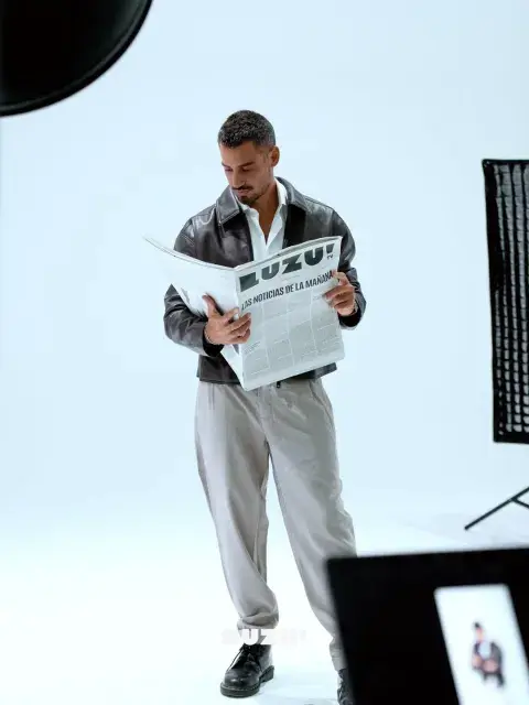 Foto de Nico Occhiato con un diario. Foto de Nico Occhiato con un diario.