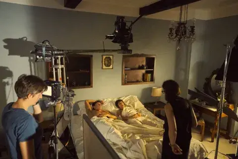 Foto detrás de escena de Normal People, serie donde tuvo un rol clave la coordinadora de intimidad Ita O'Brien.