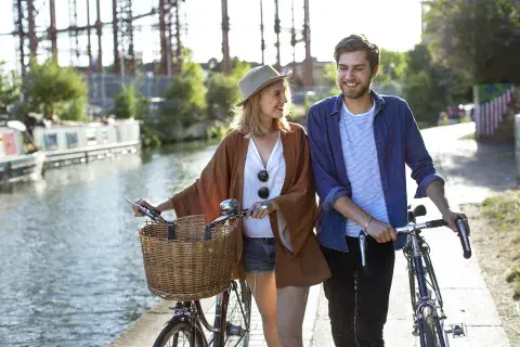 Foto de pareja paseando. Foto de pareja paseando.