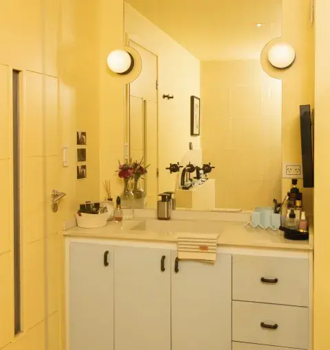 En cada rinconcito, flores de colores (@hola.kitsune). En este caso, sobre la mesada del baño. En cada rinconcito, flores de colores (@hola.kitsune). En este caso, sobre la mesada del baño.