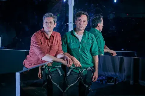 los actores protagonistas vestidos de escaladores