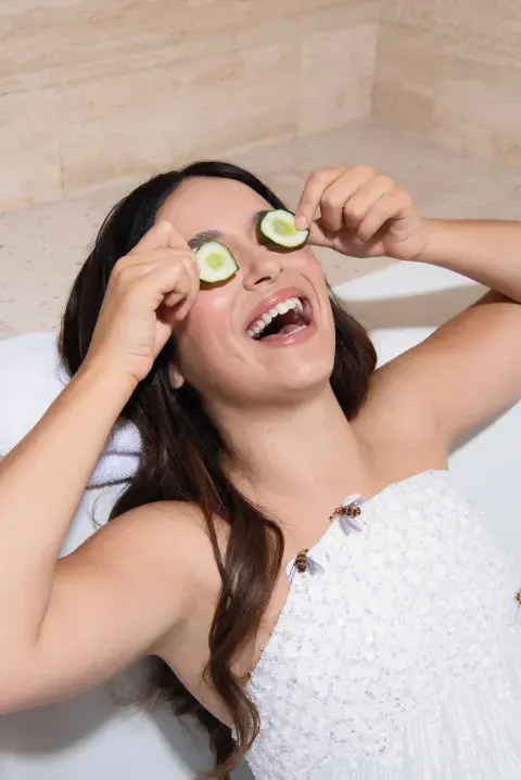 Evitta Luna con pepinos en la cara 