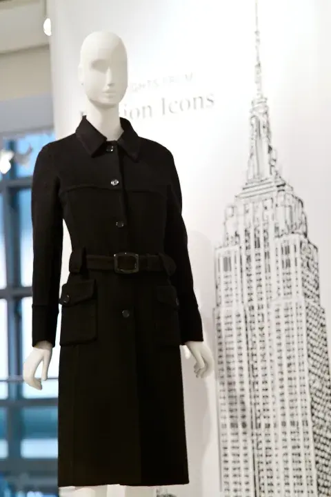 Una prenda original de Carolyn Bessette-Kennedy exhibida en 2024 en Nueva York. Una prenda original de Carolyn Bessette-Kennedy exhibida en 2024 en Nueva York.