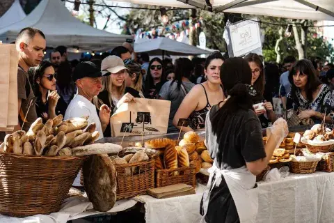 Plaza Francia (Av. del Libertador 1400) se llenará de los mejores platos galos: panadería artesanal, pastelería, quesos, charcutería, chocolates y cocina regional son algunos de los sabores que se podrán probar. Plaza Francia (Av. del Libertador 1400) se llenará de los mejores platos galos: panadería artesanal, pastelería, quesos, charcutería, chocolates y cocina regional son algunos de los sabores que se podrán probar.