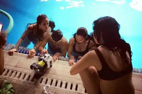 Delfi nadó junto a las protagonistas de sus fotos para mostrar la trama de vínculos que se arman entre las mujeres.