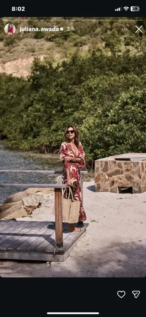 Juliana Awada con un diseño en color borravino y crudo Juliana Awada con un diseño en color borravino y crudo