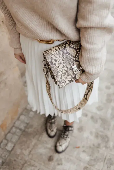 Una cartera, un cinturón o incluso unos guantes con este print pueden transformar un look neutro en segundos. Una cartera, un cinturón o incluso unos guantes con este print pueden transformar un look neutro en segundos.