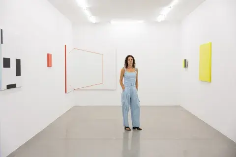 En la muestra La intención del aire, Gilda Picabea explora la capacidad de la pintura para abrazar el espacio a su alrededor. 