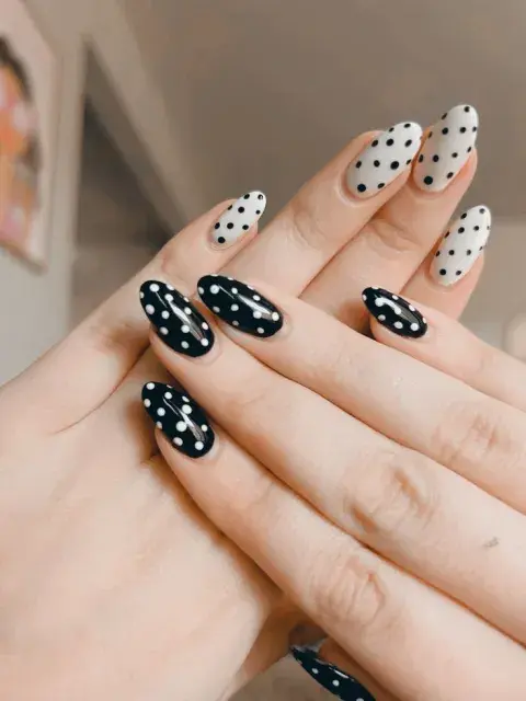 Para un look elegante y discreto, los micro lunares sobre esmaltes nude o rosados son una apuesta segura. Para un look elegante y discreto, los micro lunares sobre esmaltes nude o rosados son una apuesta segura.