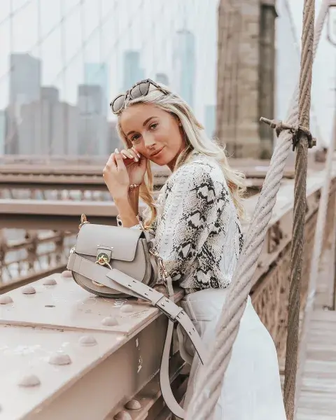 Los estilistas coinciden en que incorporarlo en pequeñas dosis logra un efecto más elegante y actual, evitando caer en un look recargado o difícil de sostener en el día a día Los estilistas coinciden en que incorporarlo en pequeñas dosis logra un efecto más elegante y actual, evitando caer en un look recargado o difícil de sostener en el día a día