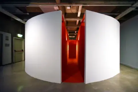 La circulación propuesta replica el loop extraño de un desplazamiento continuo que no conduce a un punto de salida claro y que pone en tensión las nociones tradicionales de recorrido y orientación. 