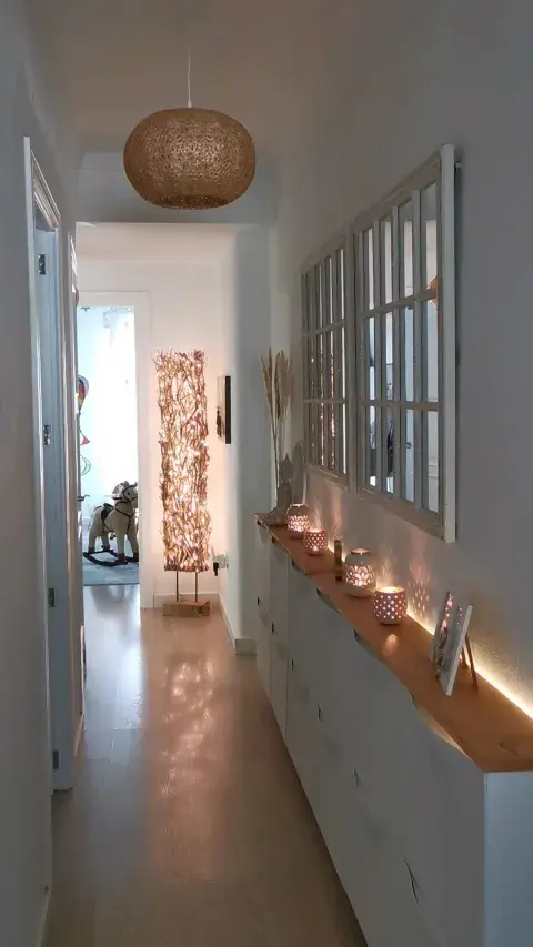 Una buena iluminación puede hacer que un pasillo oscuro se vuelva cálido y atractivo. Combiná luces de techo con apliques de pared o incluso tiras LED para generar profundidad. Una buena iluminación puede hacer que un pasillo oscuro se vuelva cálido y atractivo. Combiná luces de techo con apliques de pared o incluso tiras LED para generar profundidad.