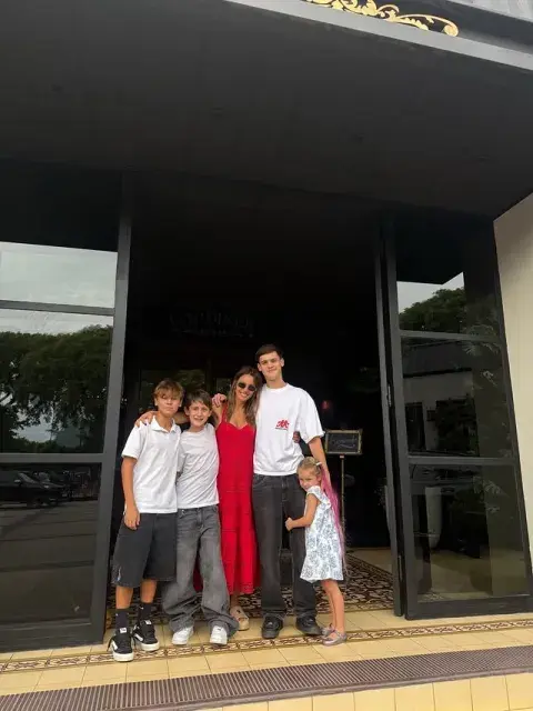 "Nuestro plan es estar juntos haciendo cualquier cosa. Miramos series en familia, también tenemos el fútbol de los sábados del colegio que salimos temprano y vamos todos" "Nuestro plan es estar juntos haciendo cualquier cosa. Miramos series en familia, también tenemos el fútbol de los sábados del colegio que salimos temprano y vamos todos"