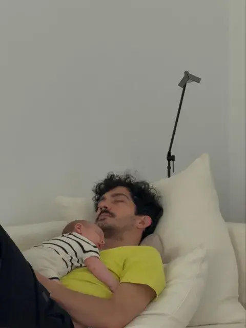 En redes sociales, compartió escenas cotidianas —desde momentos de ternura hasta otros más difíciles— reflejando una maternidad real, sin filtros.