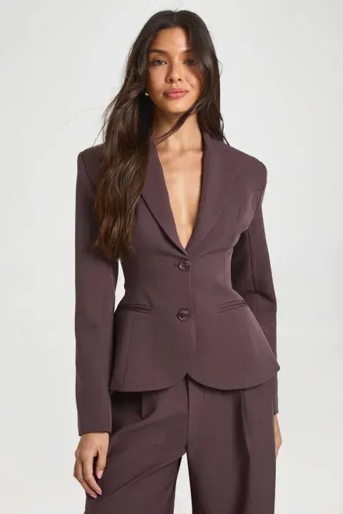 Este modelo tiene historia. Es heredero directo de la mítica “Bar jacket” de Christian Dior, una chaqueta que definió el New Look en 1947 con su silueta de reloj de arena. Este modelo tiene historia. Es heredero directo de la mítica “Bar jacket” de Christian Dior, una chaqueta que definió el New Look en 1947 con su silueta de reloj de arena.