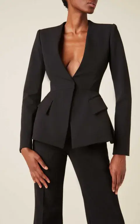 El regreso de esta prenda no es casual. Forma parte de un movimiento más amplio dentro de la moda, donde lo vintage y lo estructurado vuelven a cobrar valor. El regreso de esta prenda no es casual. Forma parte de un movimiento más amplio dentro de la moda, donde lo vintage y lo estructurado vuelven a cobrar valor.