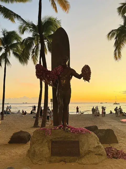 El monumento de Duke Paoa Kahanamoku El monumento de Duke Paoa Kahanamoku