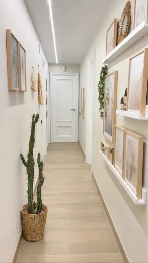 Pequeños cambios pueden lograr grandes resultados: con color, luz y detalles bien elegidos, el pasillo deja de ser un espacio olvidado para convertirse en protagonista. Pequeños cambios pueden lograr grandes resultados: con color, luz y detalles bien elegidos, el pasillo deja de ser un espacio olvidado para convertirse en protagonista.