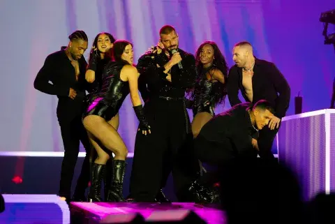 Ricky Martin y sus bailarines en el escenario