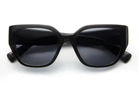 Marco amplio y una suave forma cat-eye (B+D, $ 170.000) Marco amplio y una suave forma cat-eye (B+D, $ 170.000)