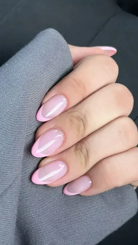 El blanco tradicional se reemplaza por tonos como beige, caramelo, gris claro o rosa empolvado.