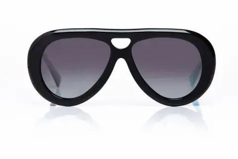 Lentes de sol fabricados en acetato con frente y patillas negro brillo. Cristal gris compacto con protección UV 400 y polarizado. (Hardem,$235.000,00) Lentes de sol fabricados en acetato con frente y patillas negro brillo. Cristal gris compacto con protección UV 400 y polarizado. (Hardem,$235.000,00)