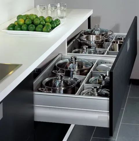Qué hacer con las ollas en la cocina: soluciones bajo mesada que combinan diseño y practicidad.