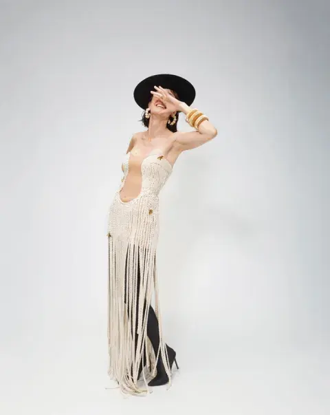 Vestido (Rocío Rivero), sombrero (Lagomarsino), botas leggings (Vestu Studio), pulsera y aros (Cōper). Vestido (Rocío Rivero), sombrero (Lagomarsino), botas leggings (Vestu Studio), pulsera y aros (Cōper).