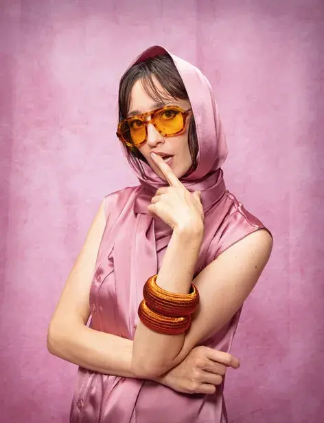 Camisa con lazo (Esquina), gafas (Hardem), pulseras (Cōper). Camisa con lazo (Esquina), gafas (Hardem), pulseras (Cōper).
