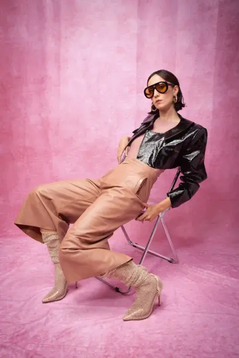 Body, pantalón y chaqueta (Zitta), gafas (Hardem), aros (Cipriano), botas (Mono fuk). Body, pantalón y chaqueta (Zitta), gafas (Hardem), aros (Cipriano), botas (Mono fuk).