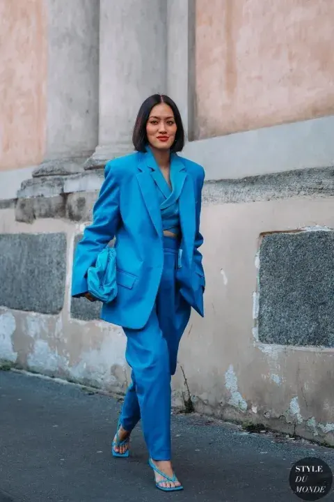 ara quienes se animan a más, el total look en azul es una de las apuestas fuertes del año.