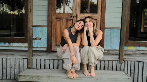 Dos mujeres sentadas juntas