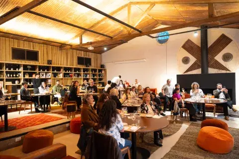 Donde antiguamente estaba instalado un gallinero, el arquitecto Alberto Rebecchi creó el winespot: un espacio donde transcurre la vida cultural a través de las Ediciones Únicas del Château d'Ancón.