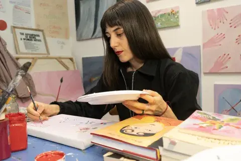 La artista Milagros Pochat, en plena obra La artista Milagros Pochat, en plena obra