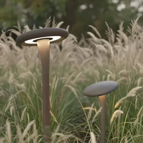 Con un tallo color bronce y un sombrerito que recuerda a un hongo (muy estilizado), 'Aurora', de la marca inglesa Dexter Lighting 
